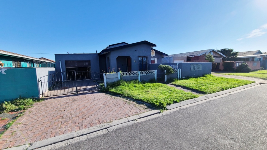 5 Bedroom Property for Sale in Kleinvlei Western Cape